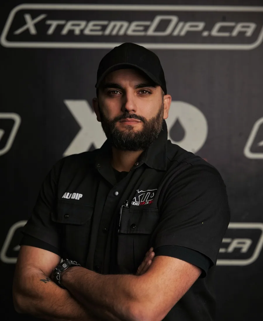 Ali, Xtreme Dip, devant le mur XtremeDip.ca